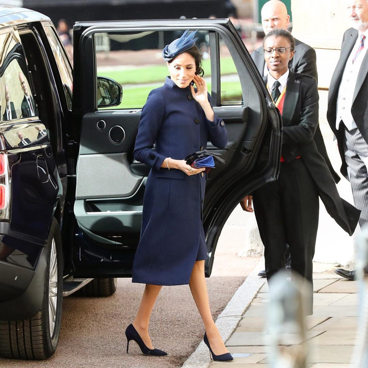英国公主举行婚礼，凯特着红装小腿肌肉发达，梅根穿蓝风衣显胖