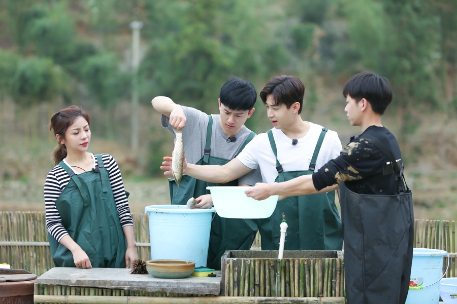 黄磊做饭真有那么好吃?张杰何炅表情夸张,而她