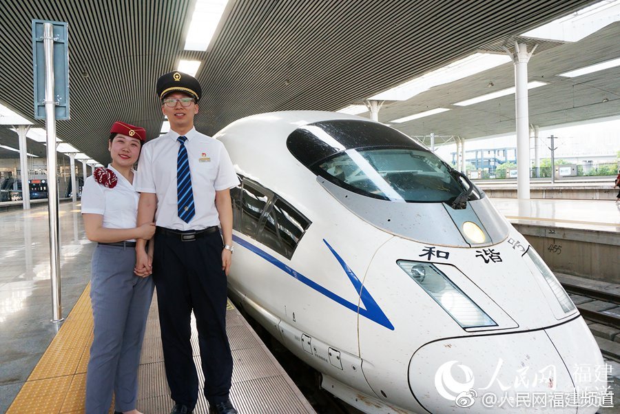 甜蜜暴击!同款工作服就是最好的情侣装