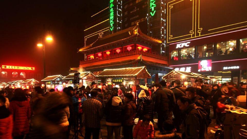 开封旅游别再逛景点了,这几个夜市必须好好吃一顿。