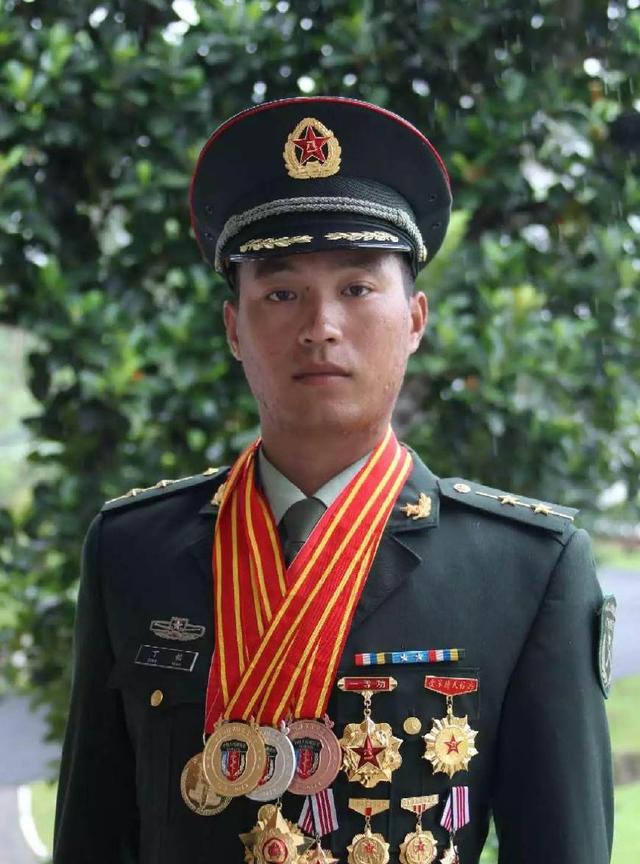 陆军这个一等功排长,全身有26块伤疤!