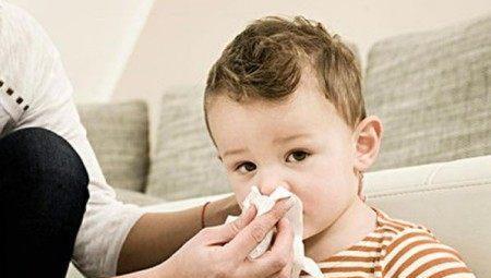 孩子感冒发烧变中耳炎, 得知原因后的妈妈竟抽