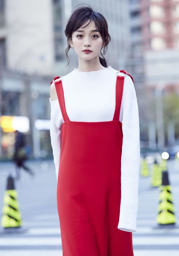 何泓姗随便围一块布当裙子,还内藏透视纱裙,上