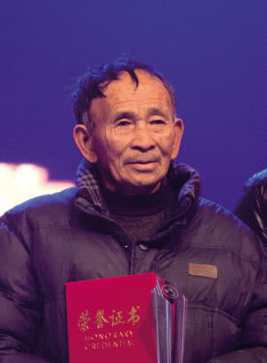 8旬老人一夜之间失去三个儿子,子债父偿为儿子