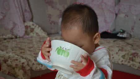 一岁宝宝骨瘦如柴, 查明原因后, 孩子爸立马打了