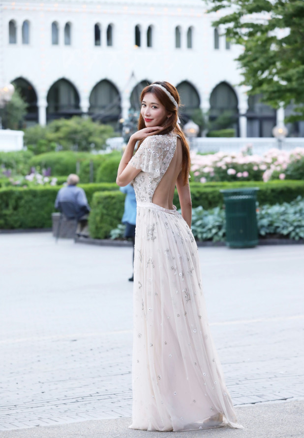 林志玲现身红毯,胸前开那么长的缝真的好?网友