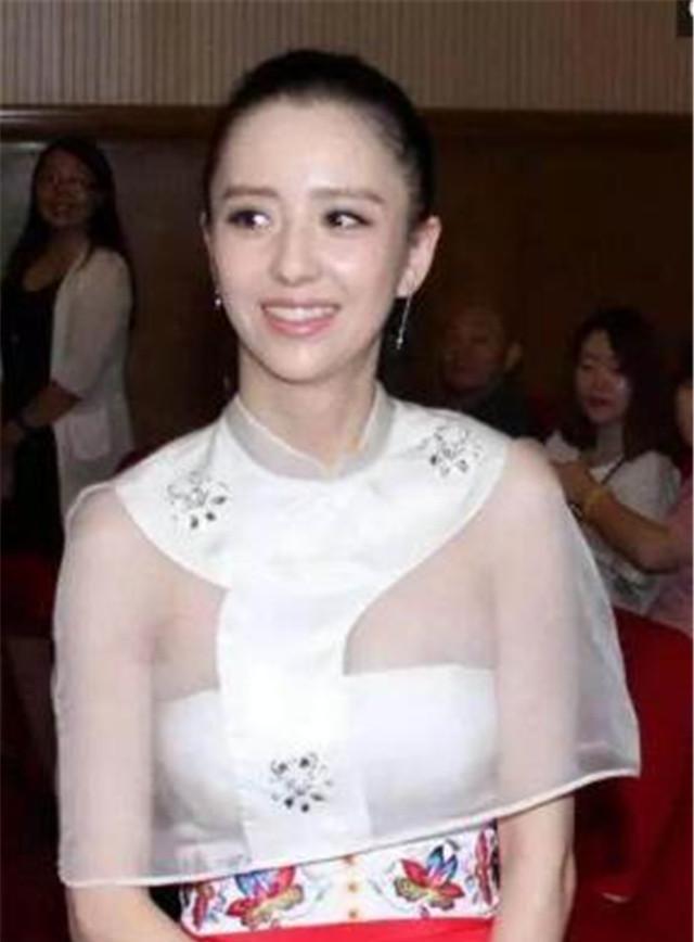 佟丽娅穿衣太大胆, 相比当年开200万豪车的她, 更美了!