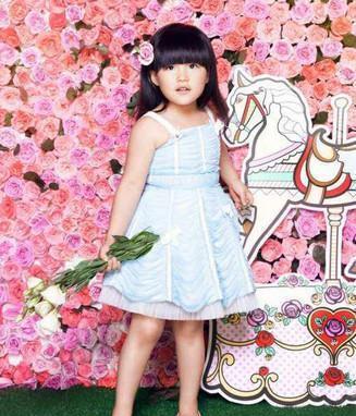 她2岁半就演戏, 如今大红大紫比李小璐还火, 比