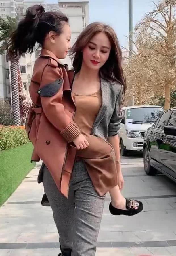 最潮母女走红,辣妈模仿贝嫂抱娃却引发众嘲:做作!