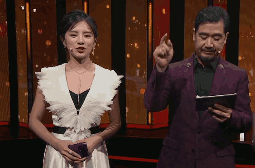 著名女主持人，现场主持少穿一件衣服，张国立死撑一个小时不敢看