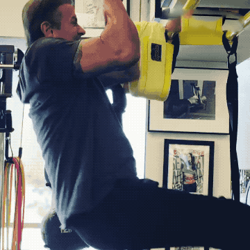 72岁史泰龙晒出在健身房抡锤子的照片,这就是老当益壮!