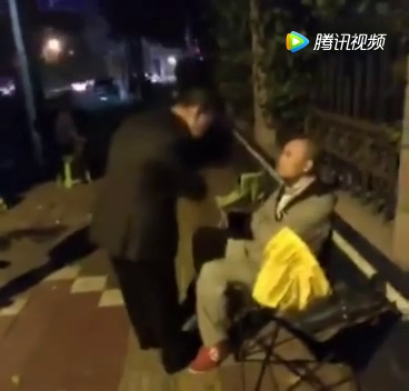 大叔街头恶搞喝饮料视频,大叔街头恶搞喝饮料视频大全