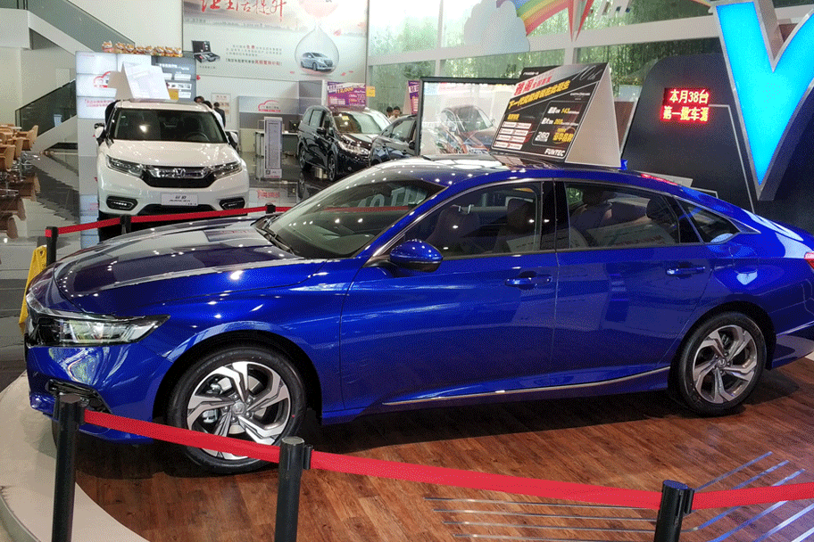【实拍】能卖得过凯美瑞迈腾？20万级最热门中型车到了！