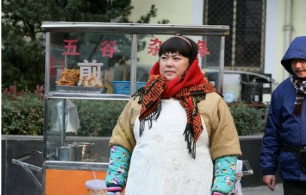 48岁李菁菁全家照,曾经胖嫂瘦成美妇,今二婚生