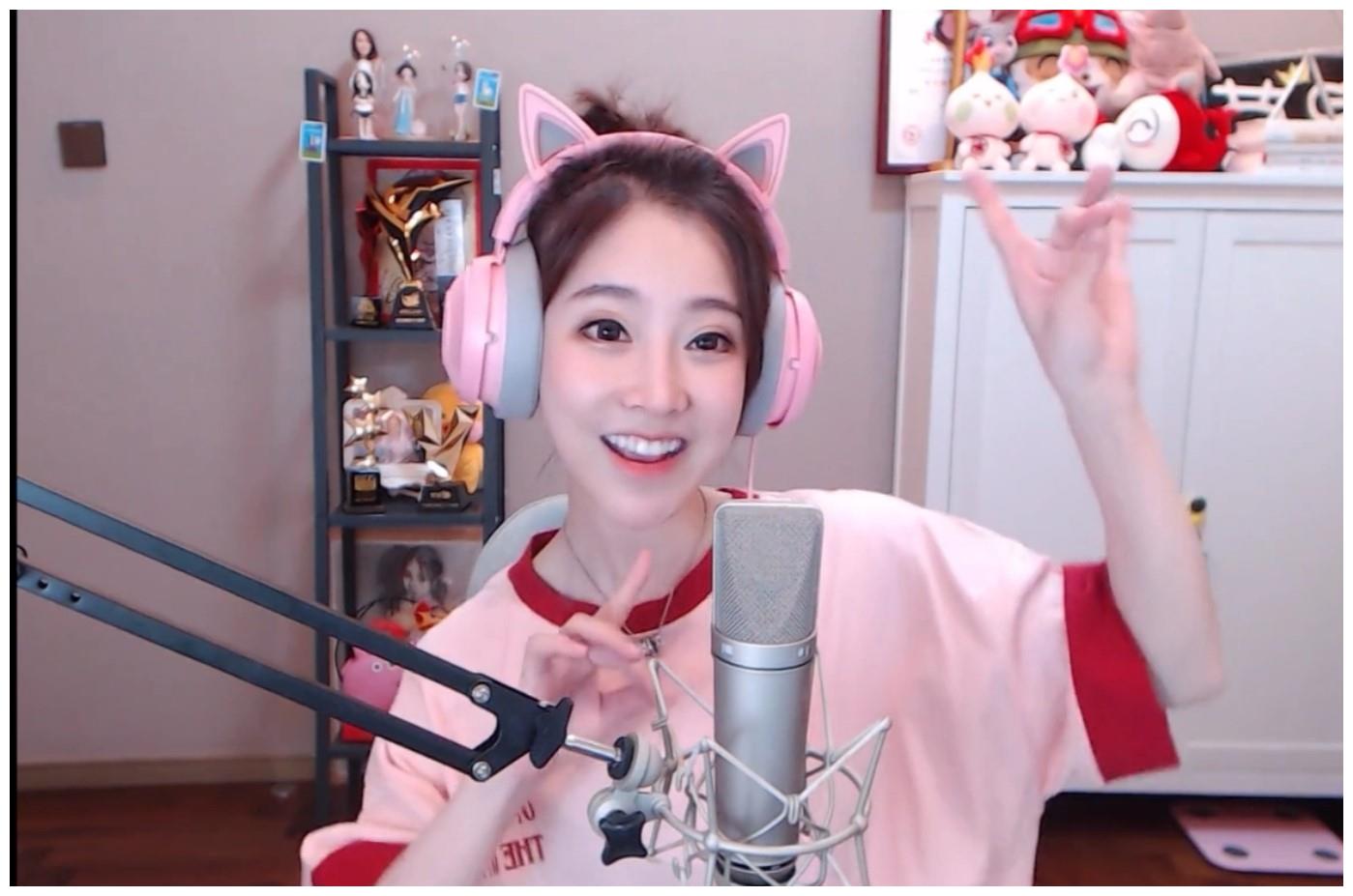 年的冯提莫碰到杨超越, 网友: 终于知道什么是佛