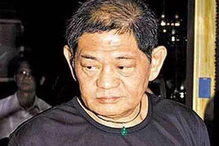 他是公认丑男却女友无数,女人身上花20亿,临终凄凉无一女友陪伴