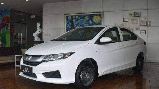 “丐中丐”汽车我服它，售价8万，连收音机都没，提车还得排队买