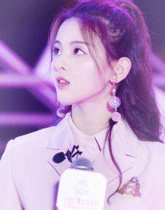 《创造101》最新的前11名小姐姐亮相机场,引