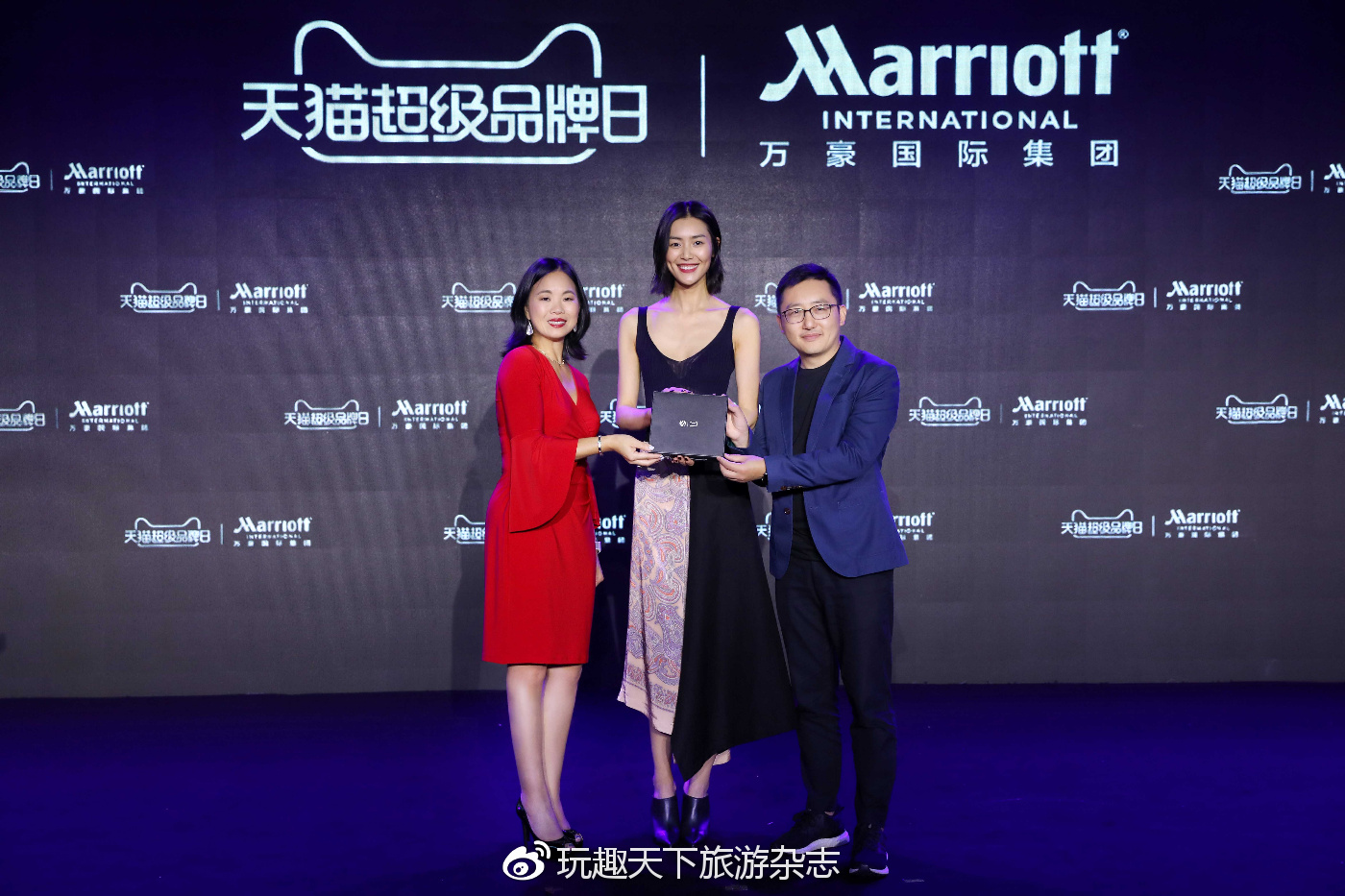 国际名模刘雯手里的全球首张万豪黑卡到底有多