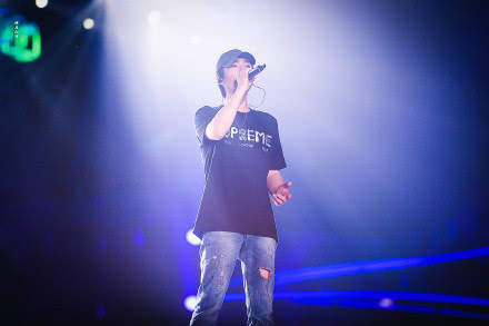 朱一龙全新形象亮相《青春芒果夜》，与陈立农合体表演节目引期待