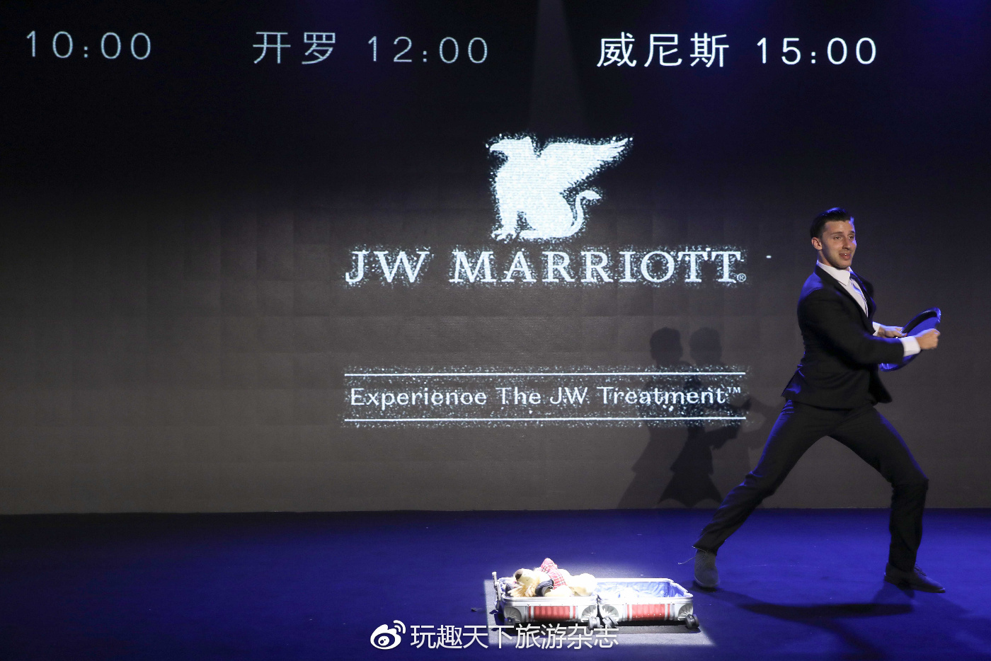 国际名模刘雯手里的全球首张万豪黑卡到底有多