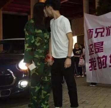 豪车摆心霸道求婚, 女友终被感动求婚成功
