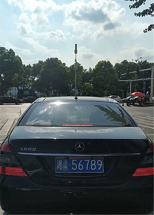 湖南一男子骑电瓶车时,偶遇269万奔驰,车牌不是连号却