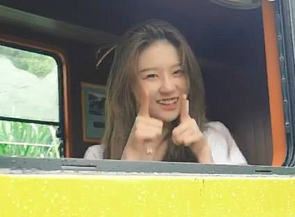 温婉再发动态赚人气,经典笑容能否再次撩动你