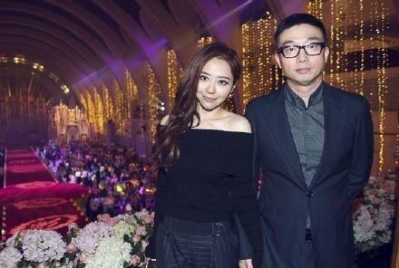 张靓颖被曝深夜和帅哥亲密同行,疑似和冯轲分手,网友纷纷祝福