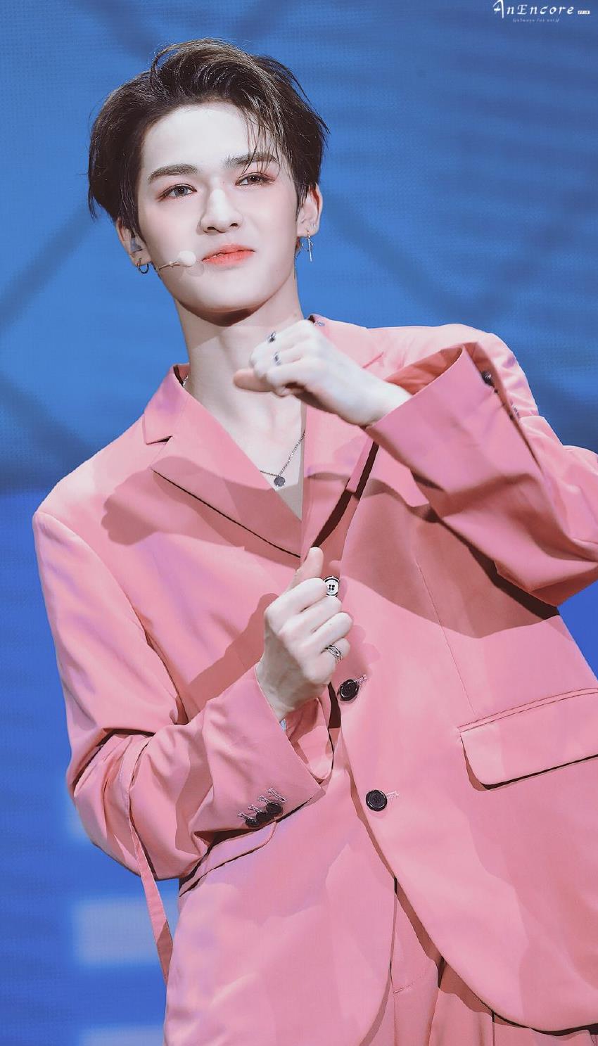 演唱会朱正廷失误摔倒在舞台,范丞丞毕雯珺疯