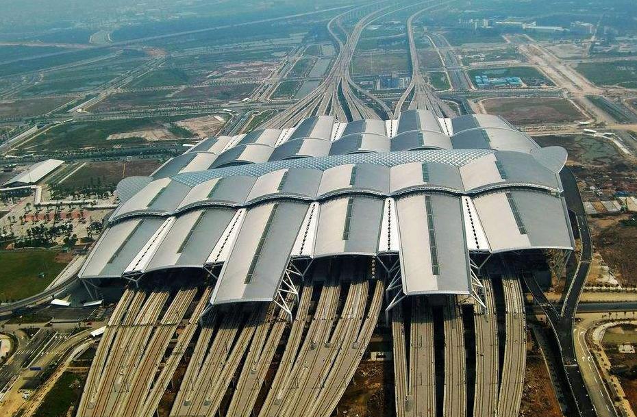 中国最大火车站太壮观 国人和外国游客都走丢过