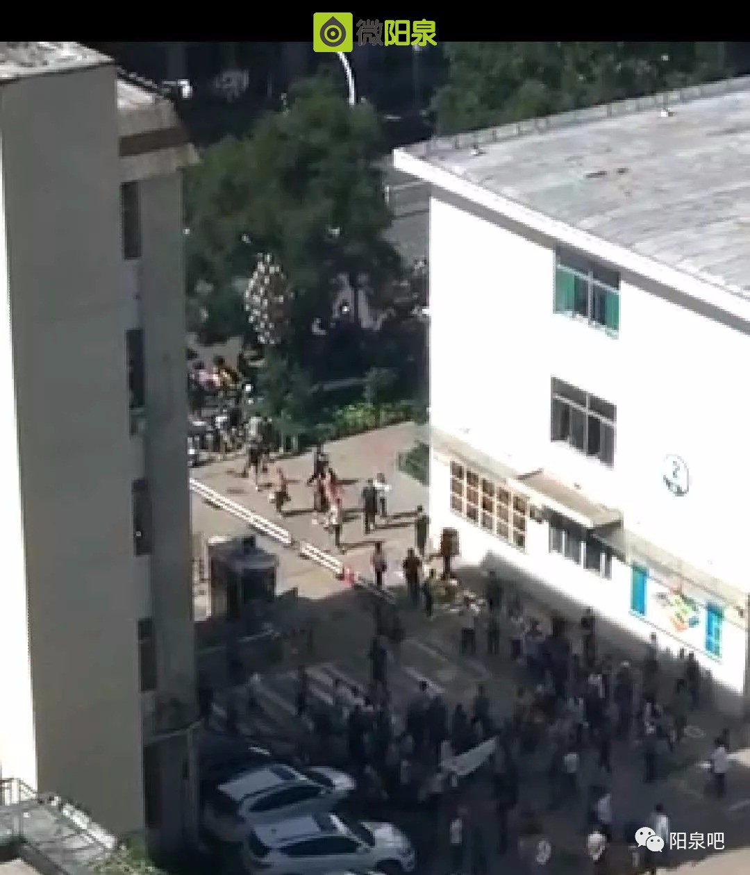 阳泉市第一人民医院门口有人披麻戴孝,一地纸