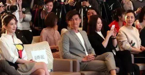 分手同框胡歌偷看江疏影，张翰娜扎无交流，郝蕾避开邓超显尴尬