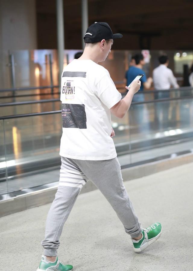 王思聪脖子与头一样粗尽显富贵相 网友:他对小