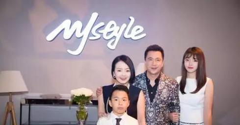 成龙合影不敢碰的女孩: 爸爸华谊老板, 众星捧她