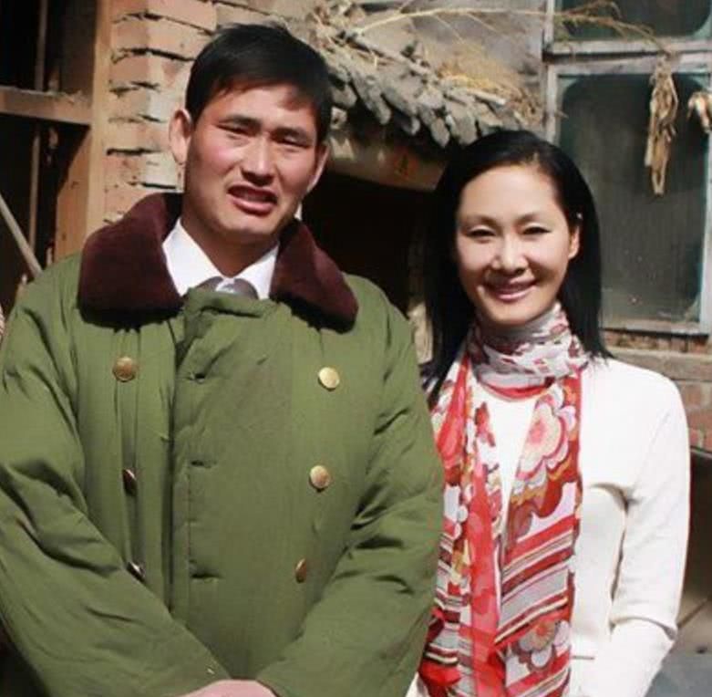 朱之文开猪蹄店生意红火,大衣哥自食其力,网友