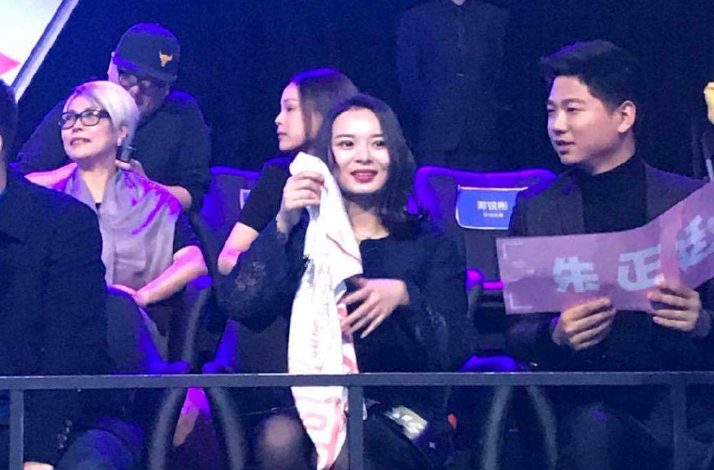 朱正廷姐姐现场为弟弟加油打气 家族基因太强大一家人颜值好高