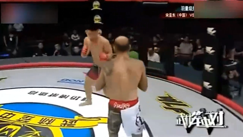 中国勇士重拳KO西班牙职业拳手 一记重拳下去打的对手在场上跳舞