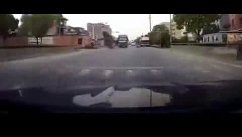 电动车闯红灯，大货车拼了命才把他救了！  ​