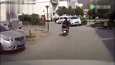 给骑电动车的看看，到底这是谁的责任？