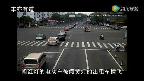 3辆电动车同时闯红灯，而他的结局令人惋惜