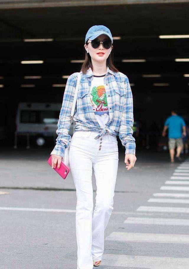 舒畅才是真的懂时尚，用一个头巾就巧妙的遮盖了自己额头的缺陷！