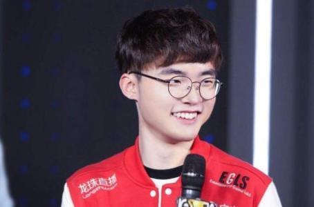 英雄联盟:没有ADC的版本不好玩?faker是这么