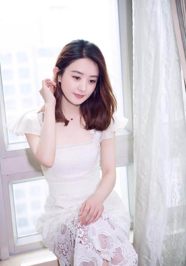 贾静雯与赵丽颖身穿时尚晚礼服,却被舒畅性感礼服成功