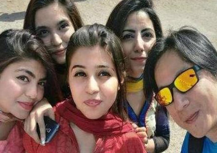 中国人去巴基斯坦旅游,临走时请当地导游吃饭