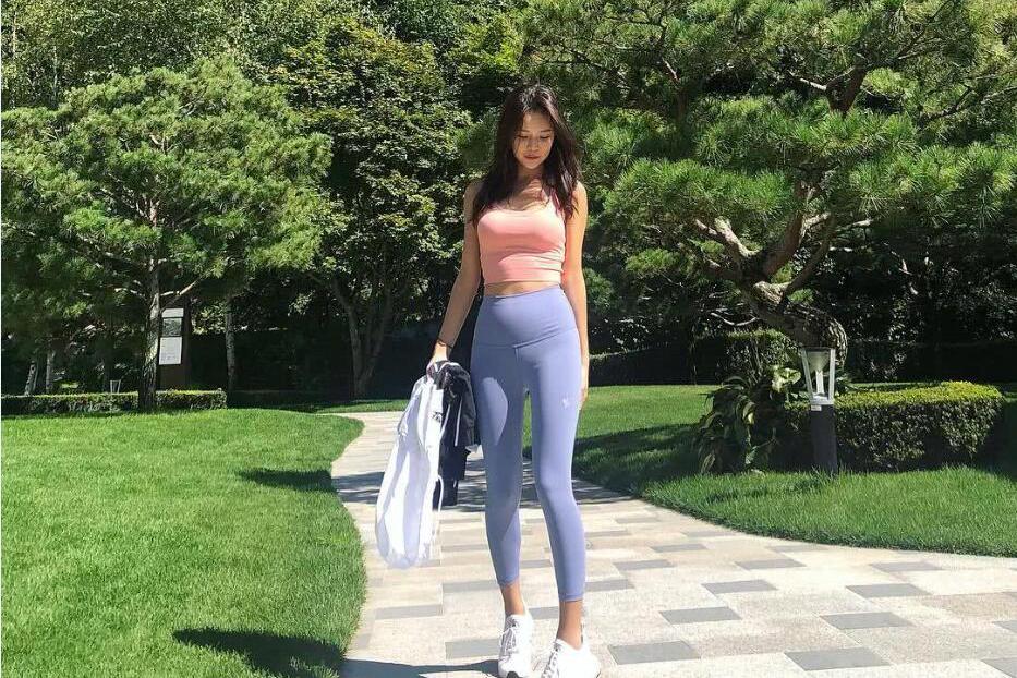 美女辣妈爱健身,生了娃后,身材依旧性感苗条如少女!