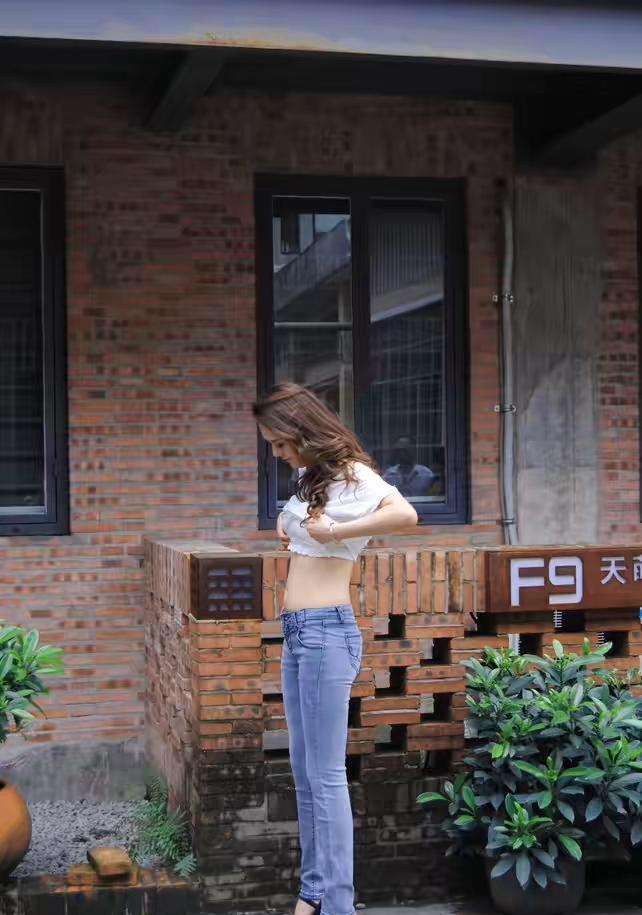 屁股大的美女真的很适合穿紧身牛仔裤! 多性感啊!