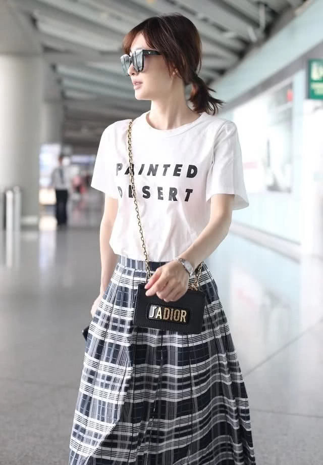 王丽坤现身机场,白T恤搭配格子裙,终于相信你