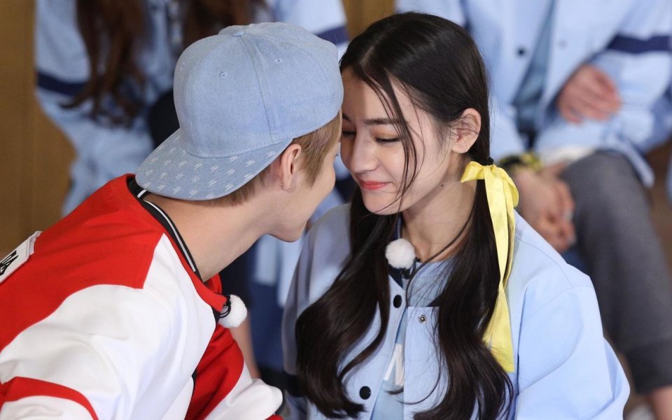 迪丽热巴直播领奖,频繁捂胸口遭网友吐槽:身材