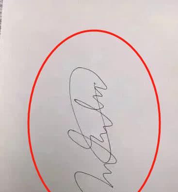 王俊凯急诊取鱼刺被追要签名,看清签名,网友笑了:画的图片